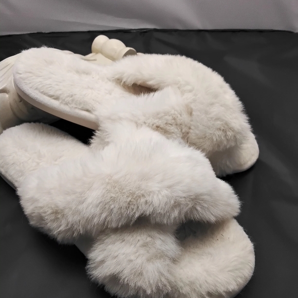 Source unknown- Plush, fuzzy ivory ,slipper - Picture 3 of 3